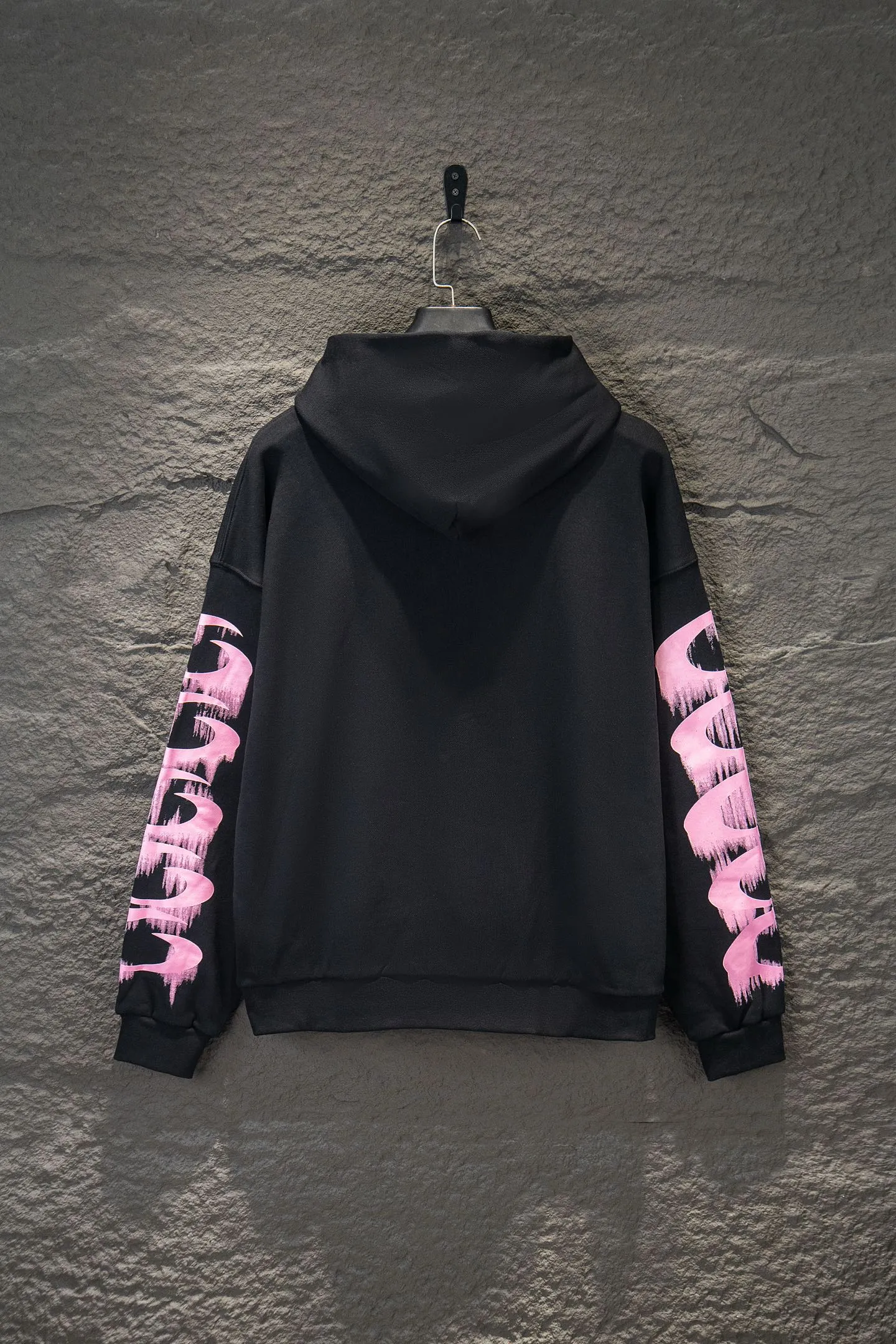 Style number: 5319#p154 🆕 BALENCIAGA 26SS Balenciaga printed embroidered hooded sweatshirt. The os version is really charming. Balenciaga is also really unique. Each new season’s version is the best. It is very practical and can be worn casually✔️ - ⚠️100% cotton. Made of 460g pure cotton reactive black fabric. Made of imported knitting needle carded cotton, the thickness is moderate, drapey and contoured, making the upper body comfortable! ! It is very tolerant to fat body types and can instantly lose five pounds after wearing it! The front and back cuffs are made of direct-injection digital printing environmentally friendly glue material, using a mechanized printing process. Mechanical printing has high precision, the positioning accuracy can reach ±0.02mm, and the quality stability is strong. The front panel #embroidery printing elements# The matte line embroidery adopts imported Tajima high-density heavy embroidery technology. The fonts are three-dimensional and full. The fabric is made of custom-woven and dyed reactive black. The dye is soft and comfortable to the skin. It is different from the environmentally friendly black on the market. High cost. No increase in cost. In the past two years, the oversize version has become the focus of the trend. It has also been a popular staple in the past two years. The change of designers has made this brand an instant hit. The progressive fashion of the era also needs the blood impact of fresh elements and trendy designs to continue its glory! It’s stylish both inside and outside, a must-have for high street travel! An absolute "eye-catching style" that can match couples 💏 Color: Reactive Black Size: XS S M L